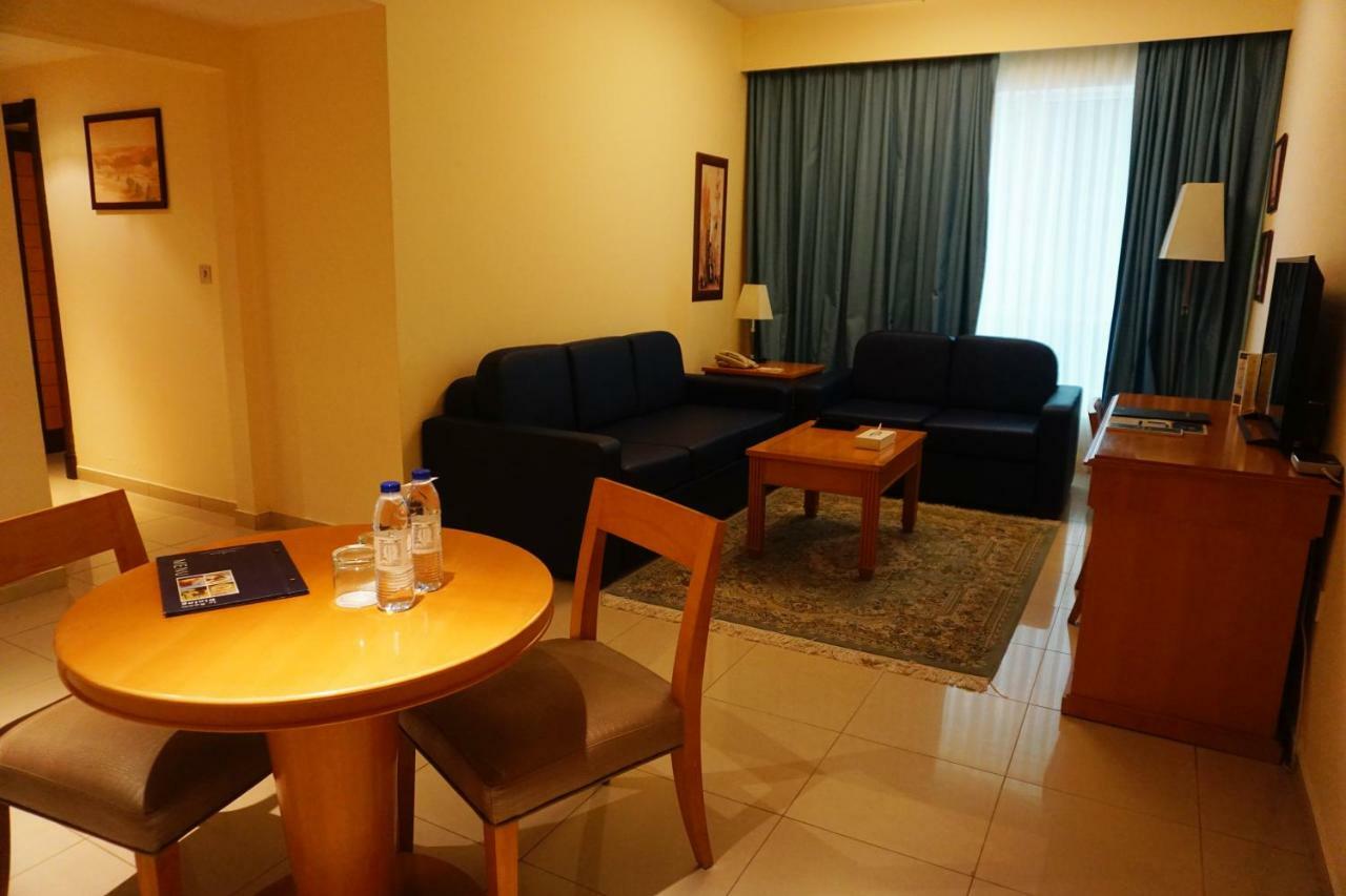 Golden Tulip Sharjah Aparthotel Eksteriør bilde
