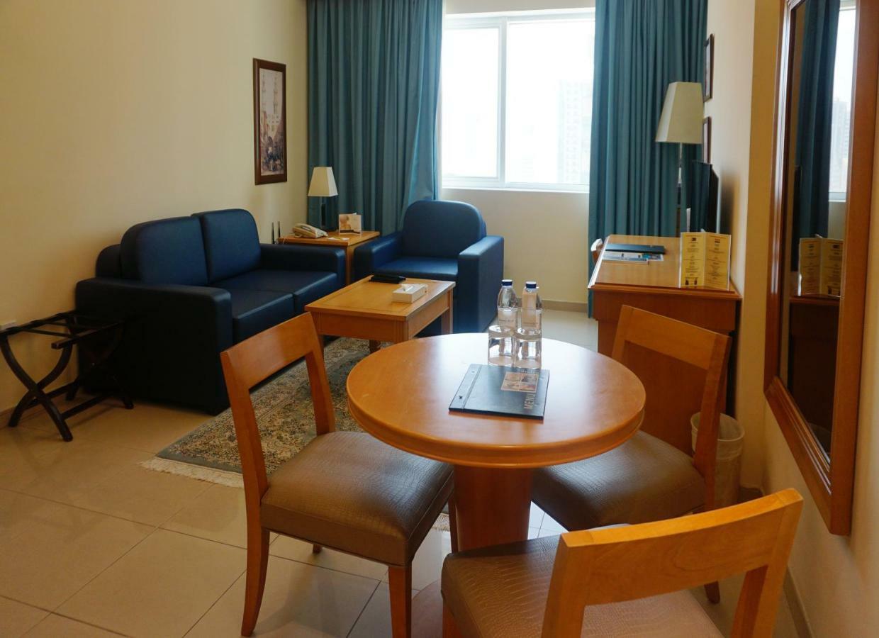 Golden Tulip Sharjah Aparthotel Eksteriør bilde